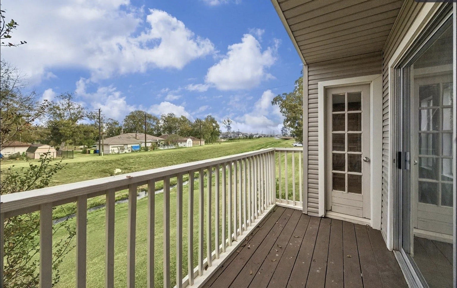 2223 Par Lane, Richmond, TX 77469 Beautiful 2nd floor patio with access from primary & secondary bedrooms and