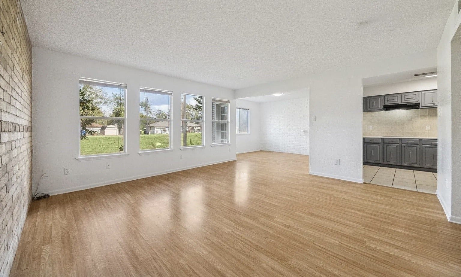 2223 Par Lane, Richmond, TX 77469 Living Room with views to Kitchen & Breakfast Nook