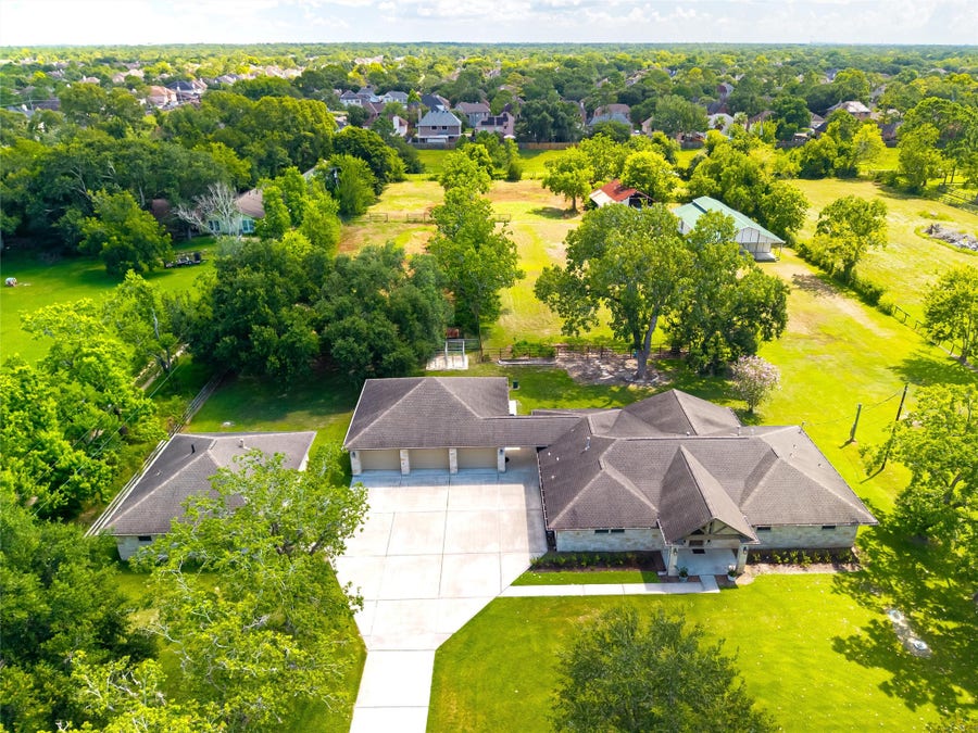 Property photo for 603 Rustic Lane, Friendswood, TX