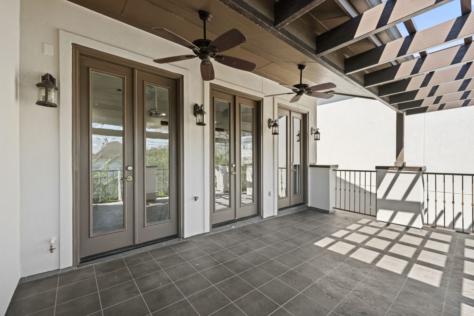 Multiple glass doors connect the third-floor interior directly to rooftop. This indoor-outdoor relationship fills the adjoining space with light and expands entertaining options.