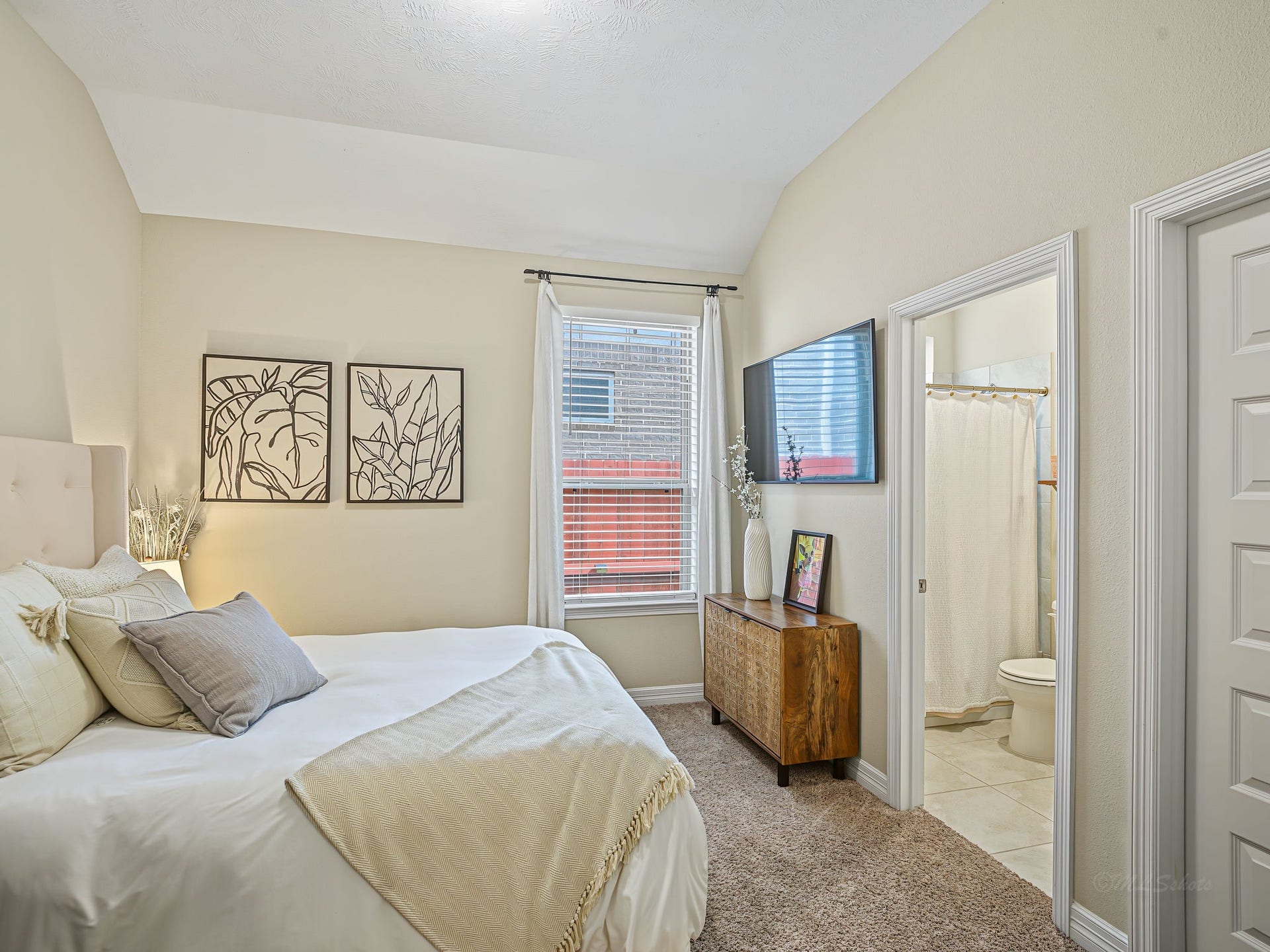 Secondary bedroom with en-suite is located in it's own wing and offers great privacy.