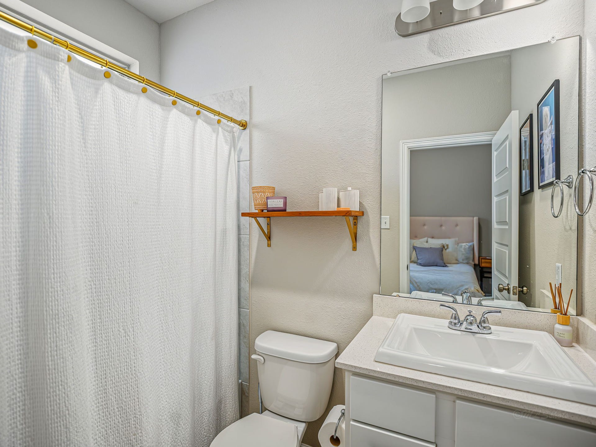 Ensuite bath for secondary bedroom