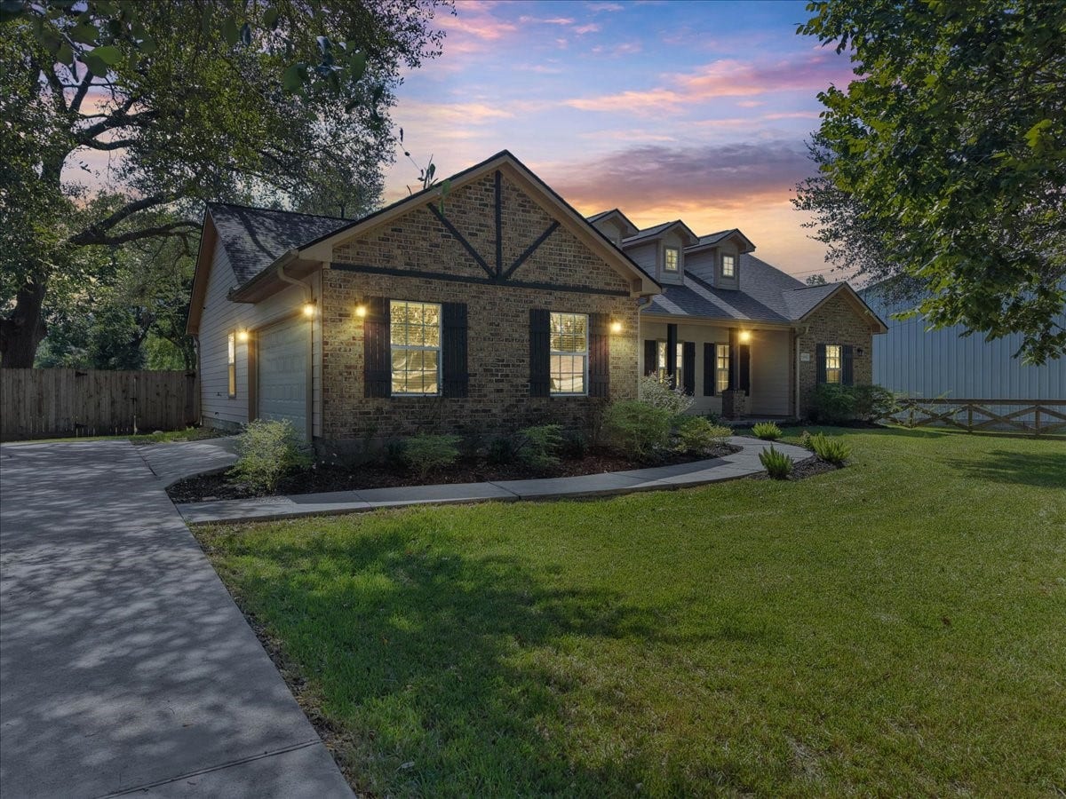 15531 Maple Street, Santa Fe, TX 77517 The curved walkway winds through tasteful landscaping toward the front entry.