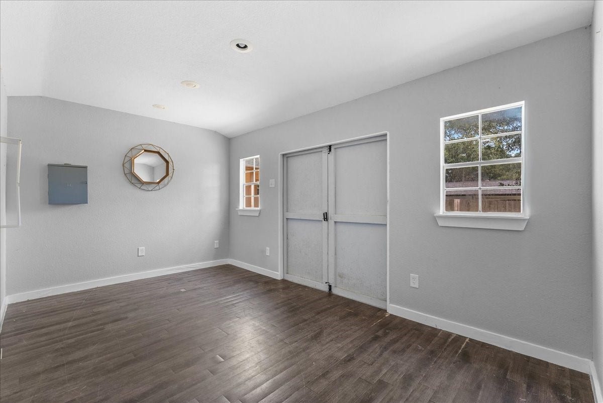 15531 Maple Street, Santa Fe, TX 77517 Fully finished inside with wood flooring, recessed lighting, and its own electrical panel, this hardwired space includes windows for natural light and a double door entry, offering true flexibility as a home office, gym, or studio.