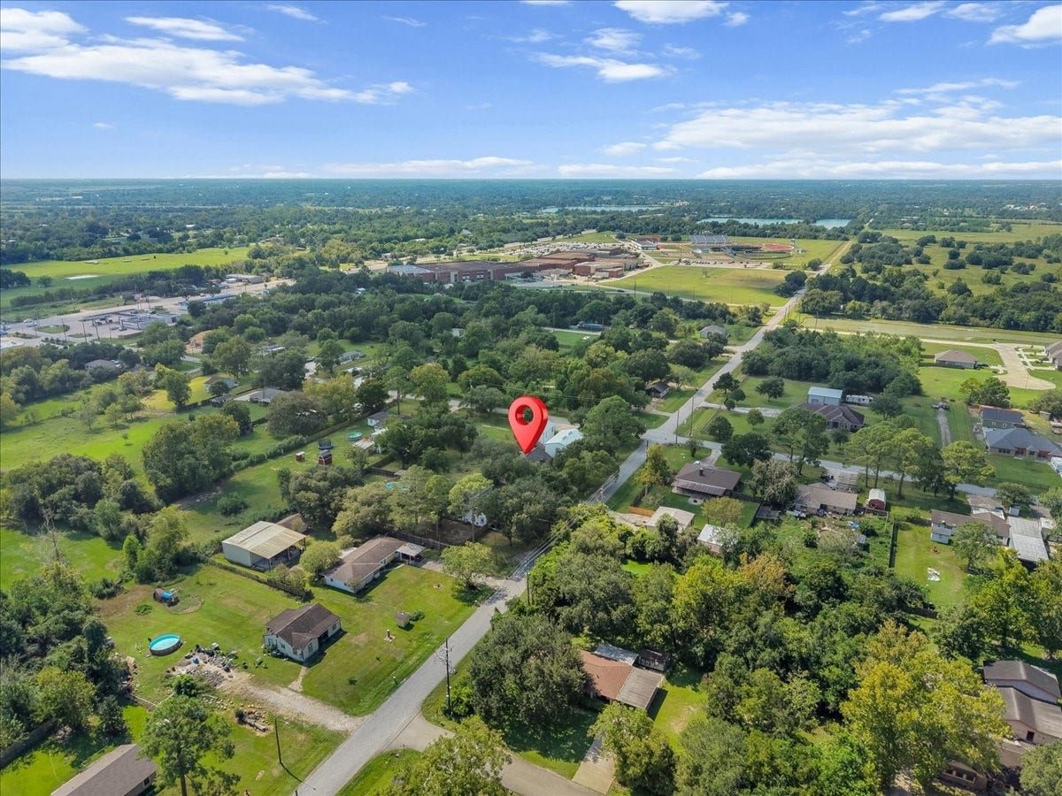 15531 Maple Street, Santa Fe, TX 77517 A rare combination of privacy and convenience, with everything the community offers close at hand. Centrally located near Hwy 6, 35, and minutes from Hwy 45