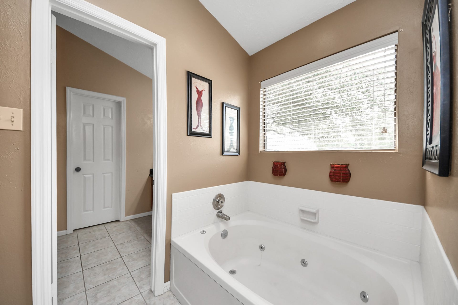 7615 Park Falls Drive, Houston, TX 77095 eparate garden tub provides the perfect spot to relax and unwind