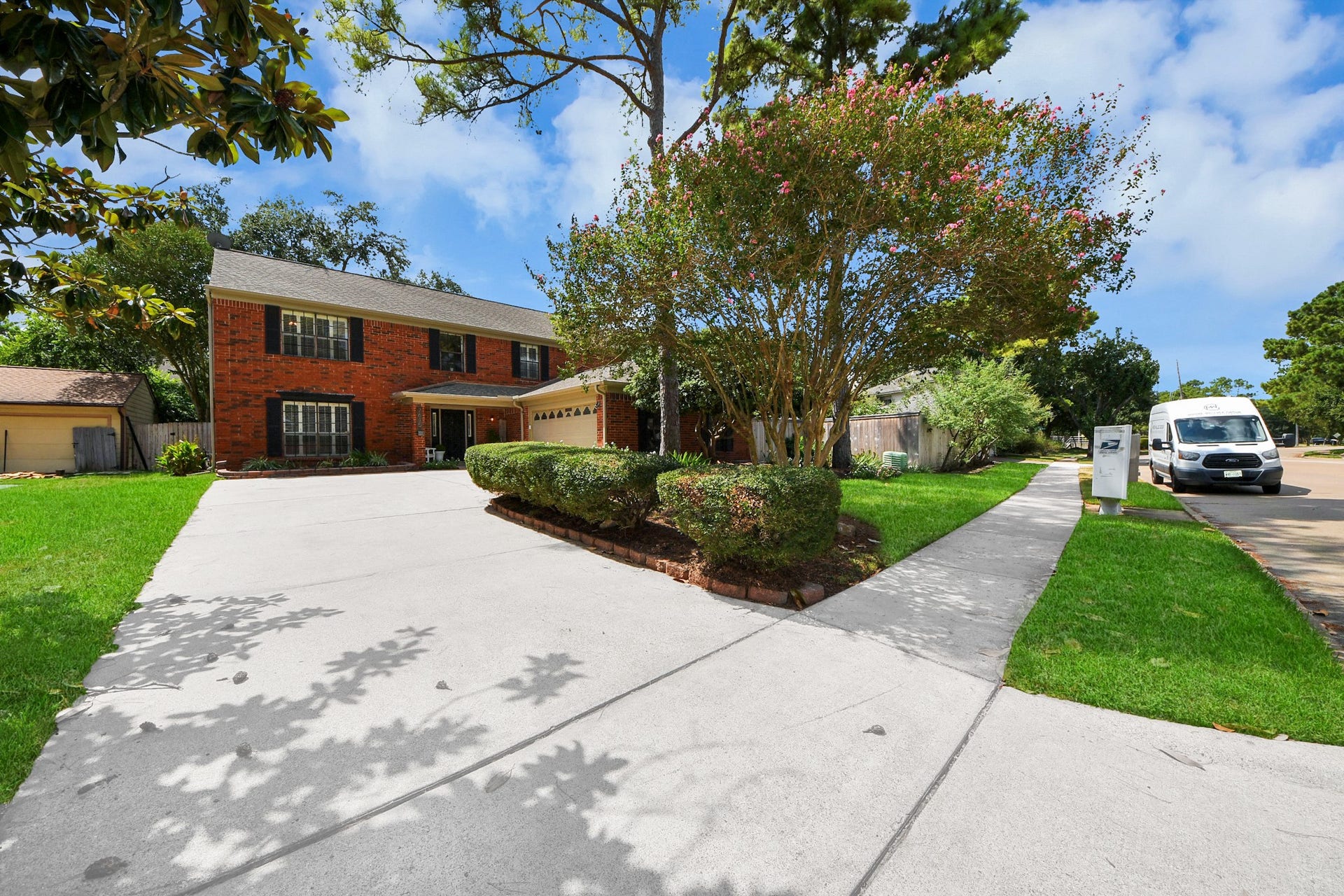 7615 Park Falls Drive, Houston, TX 77095 Expansive driveway provides plenty of