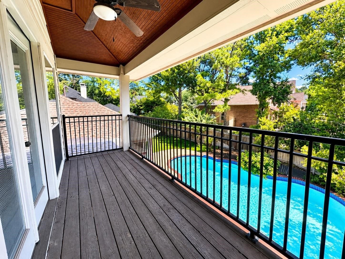 6 Meadow Rose Place, The Woodlands, TX 77382 Bacony overlooking the pool