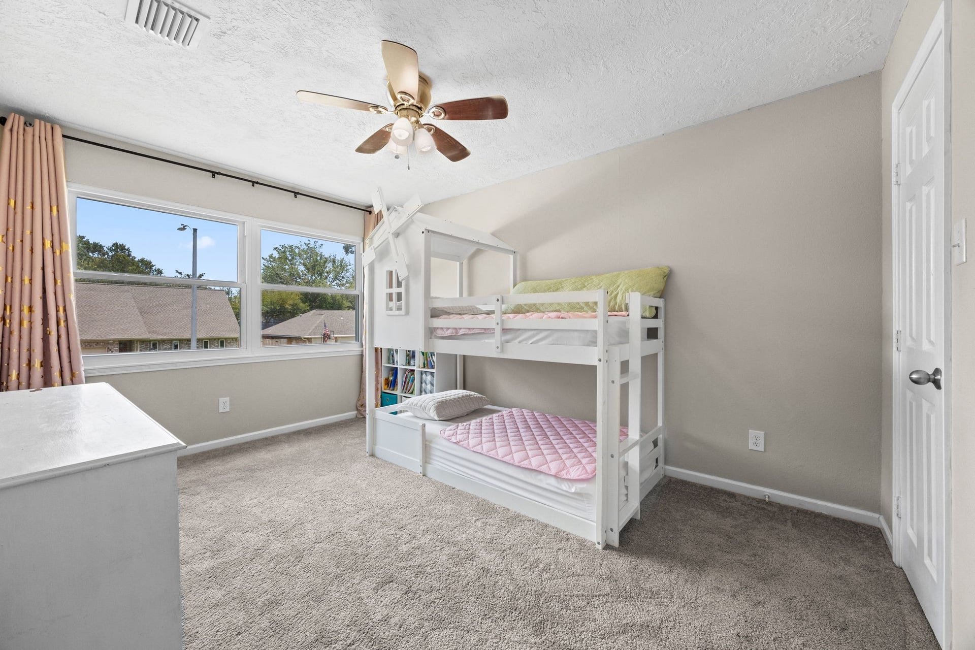 13823 Ivymount Drive, Sugar Land, TX 77498 Upstairs bedroom with tons of natural light!
