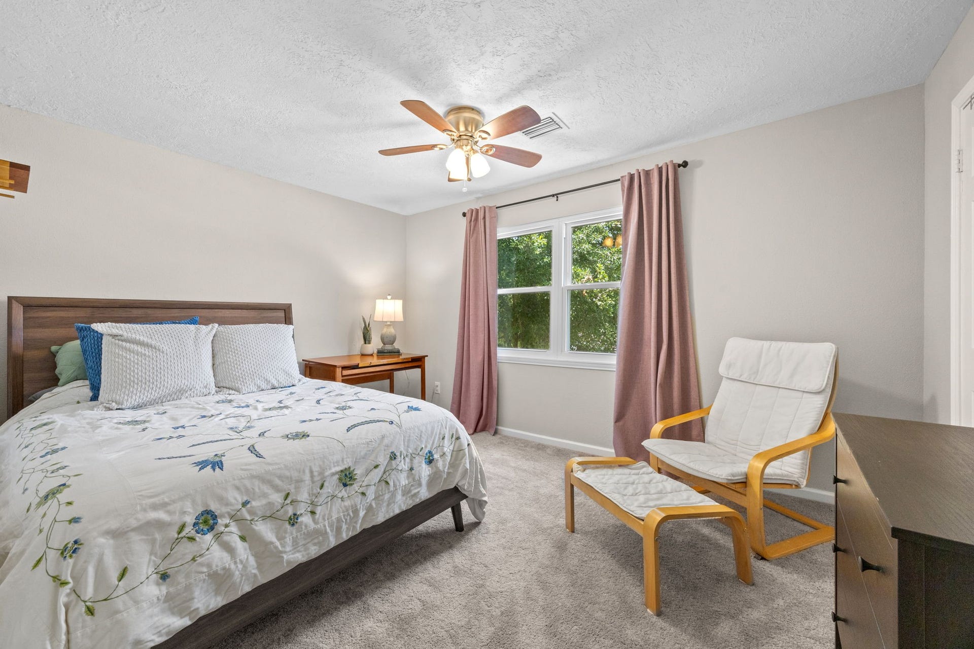 13823 Ivymount Drive, Sugar Land, TX 77498 Upstairs bedroom.