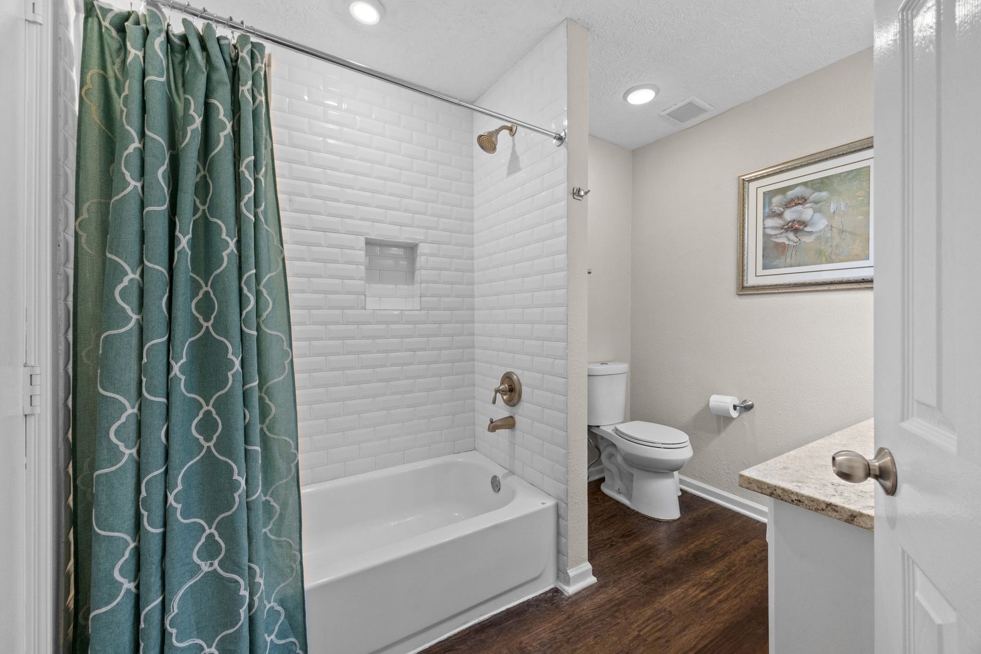 13823 Ivymount Drive, Sugar Land, TX 77498 Updated tile in primary tub/shower combo.