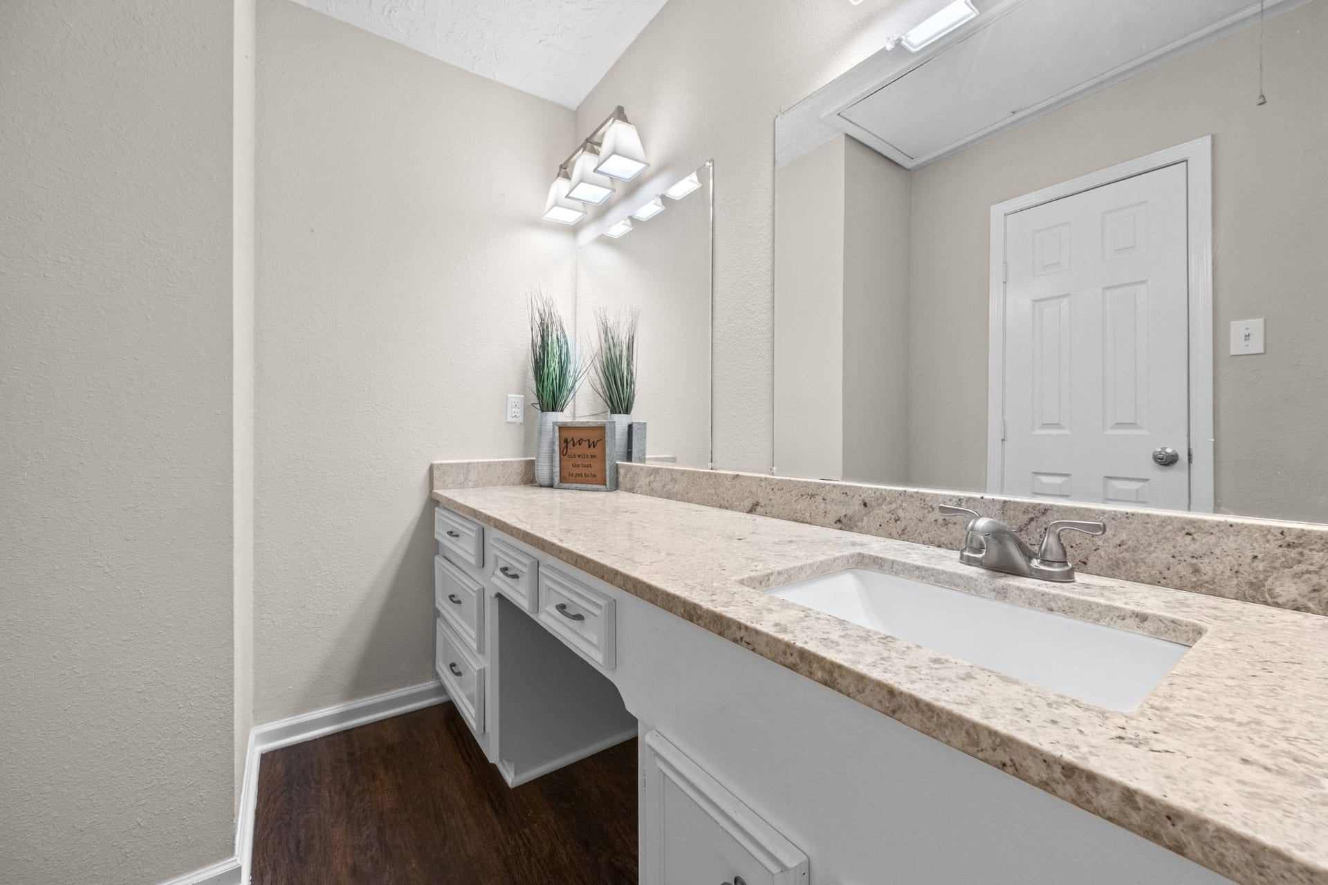 13823 Ivymount Drive, Sugar Land, TX 77498 Upstairs bathroom.