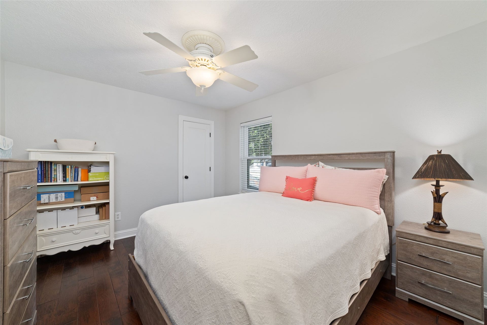 218 E Rainbow Ridge Circle, The Woodlands, TX 77381 Secondary bedroom with hardwood floors creates a peaceful retreat.