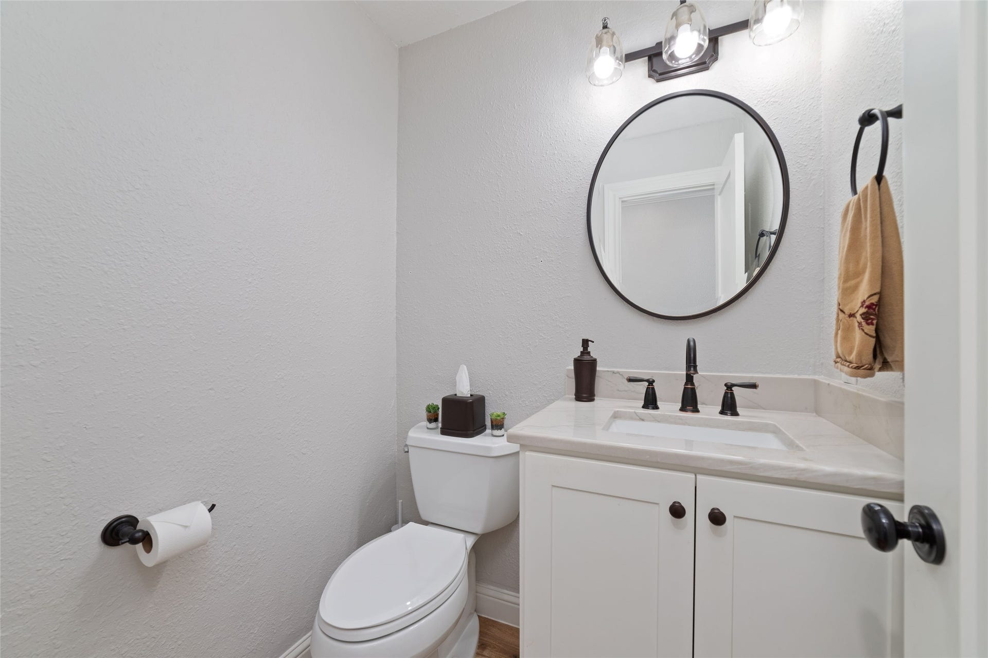 218 E Rainbow Ridge Circle, The Woodlands, TX 77381 The half bathroom seamlessly combines style and convenience with its elegant fixtures and modern design.