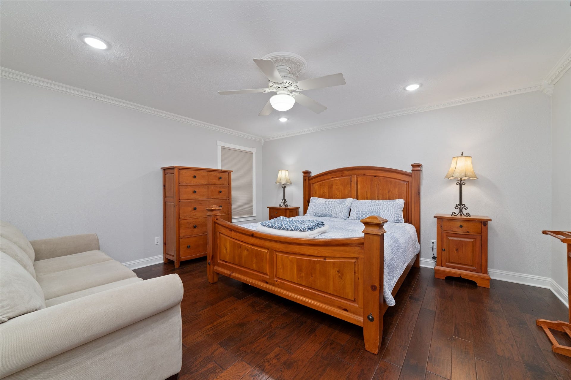 218 E Rainbow Ridge Circle, The Woodlands, TX 77381 Step into your oasis. This spacious primary bedroom has plenty of room for all of your furniture and is complemented by warm lighting and rich hardwood floors.