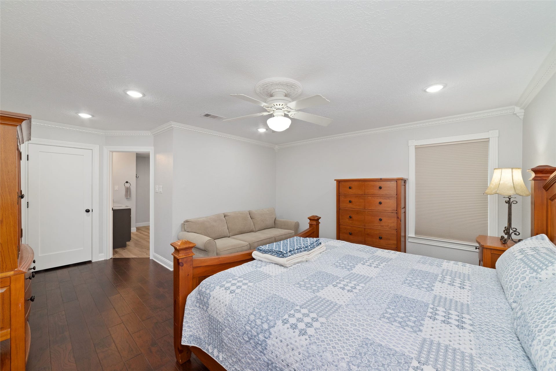 218 E Rainbow Ridge Circle, The Woodlands, TX 77381 This spacious primary suite has plenty of room for a private, cozy nook to read and relax.
