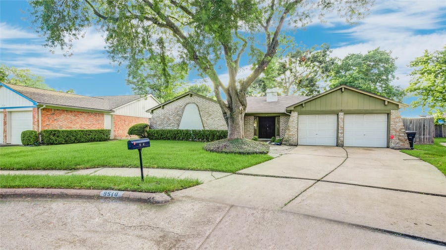 Property photo for 9510 Huntington Way Drive, Houston, TX