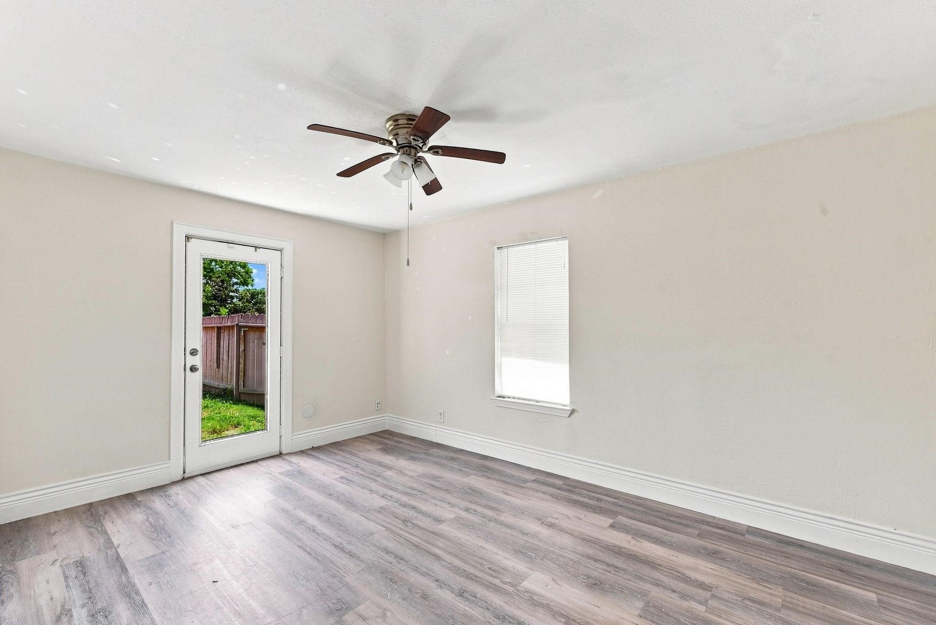1012 W Hart Avenue, Pasadena, TX 77506 Primary Bedroom