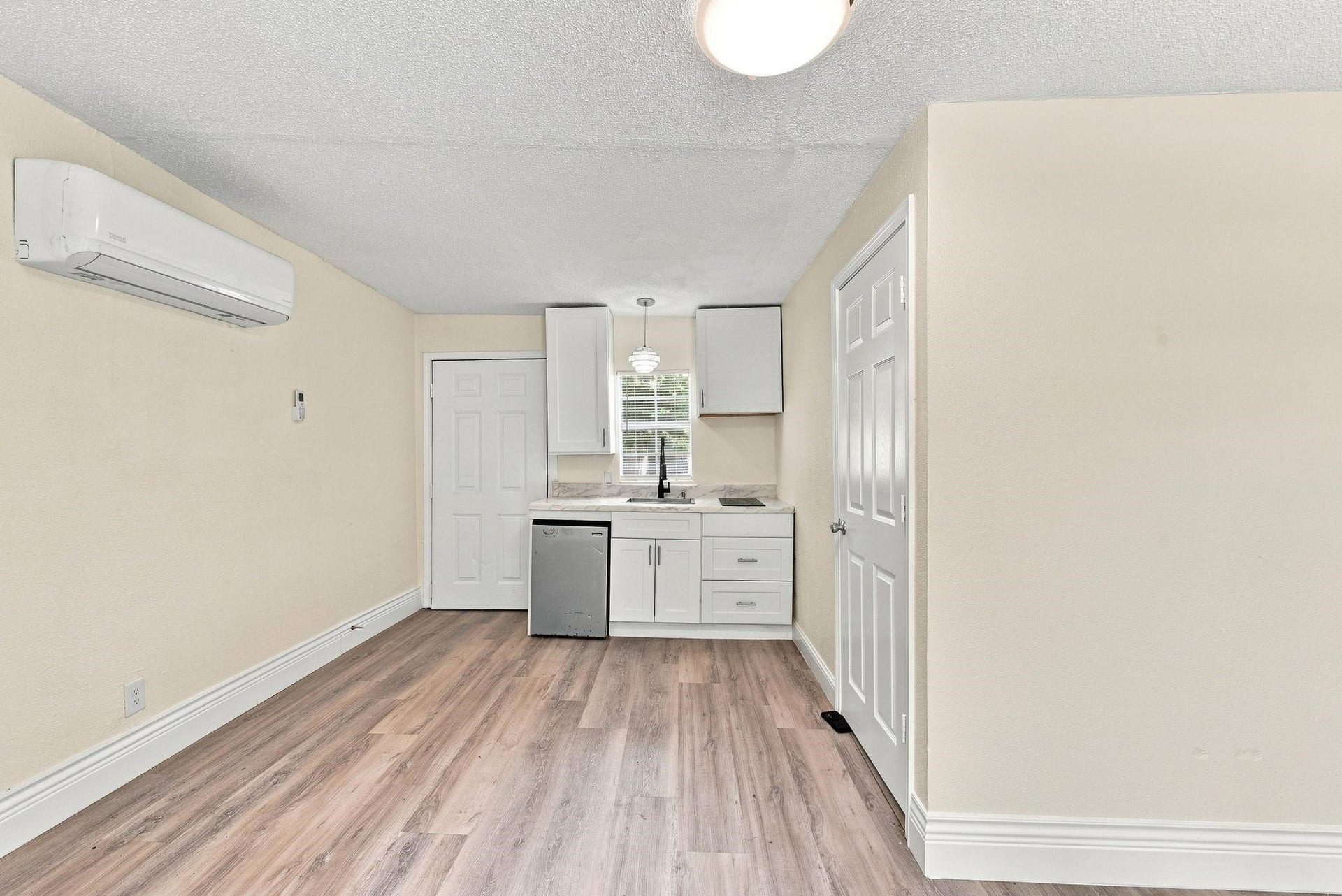 1012 W Hart Avenue, Pasadena, TX 77506 Studio Kitchenette