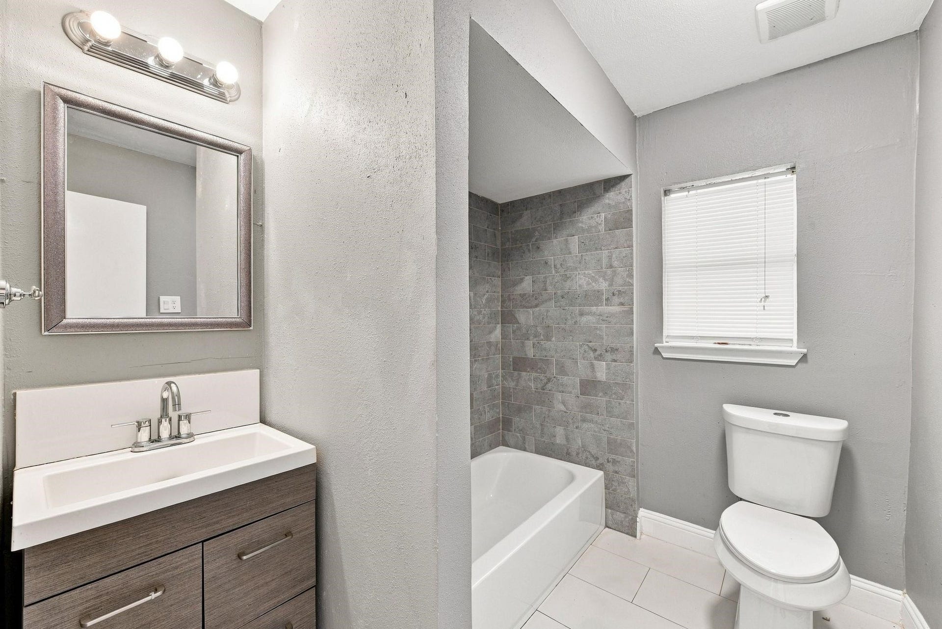 1012 W Hart Avenue, Pasadena, TX 77506 Full 2nd Bathroom