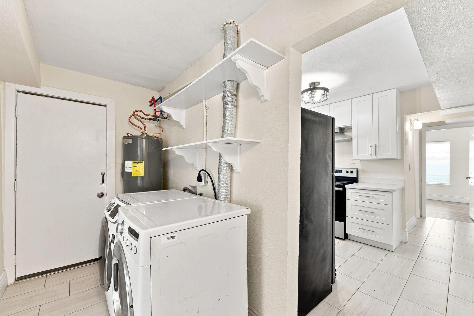1012 W Hart Avenue, Pasadena, TX 77506 Laundry area