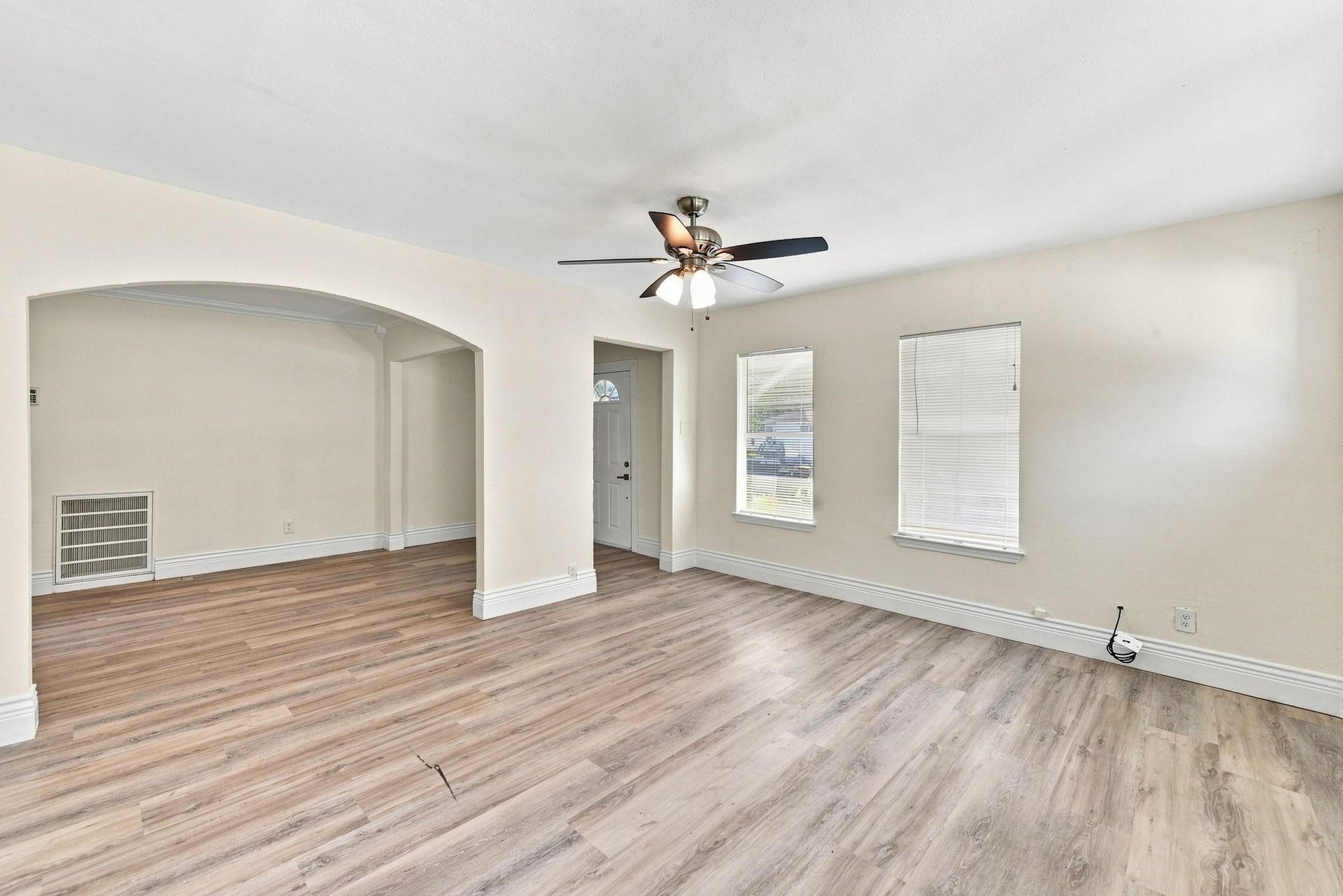 1012 W Hart Avenue, Pasadena, TX 77506 Living room