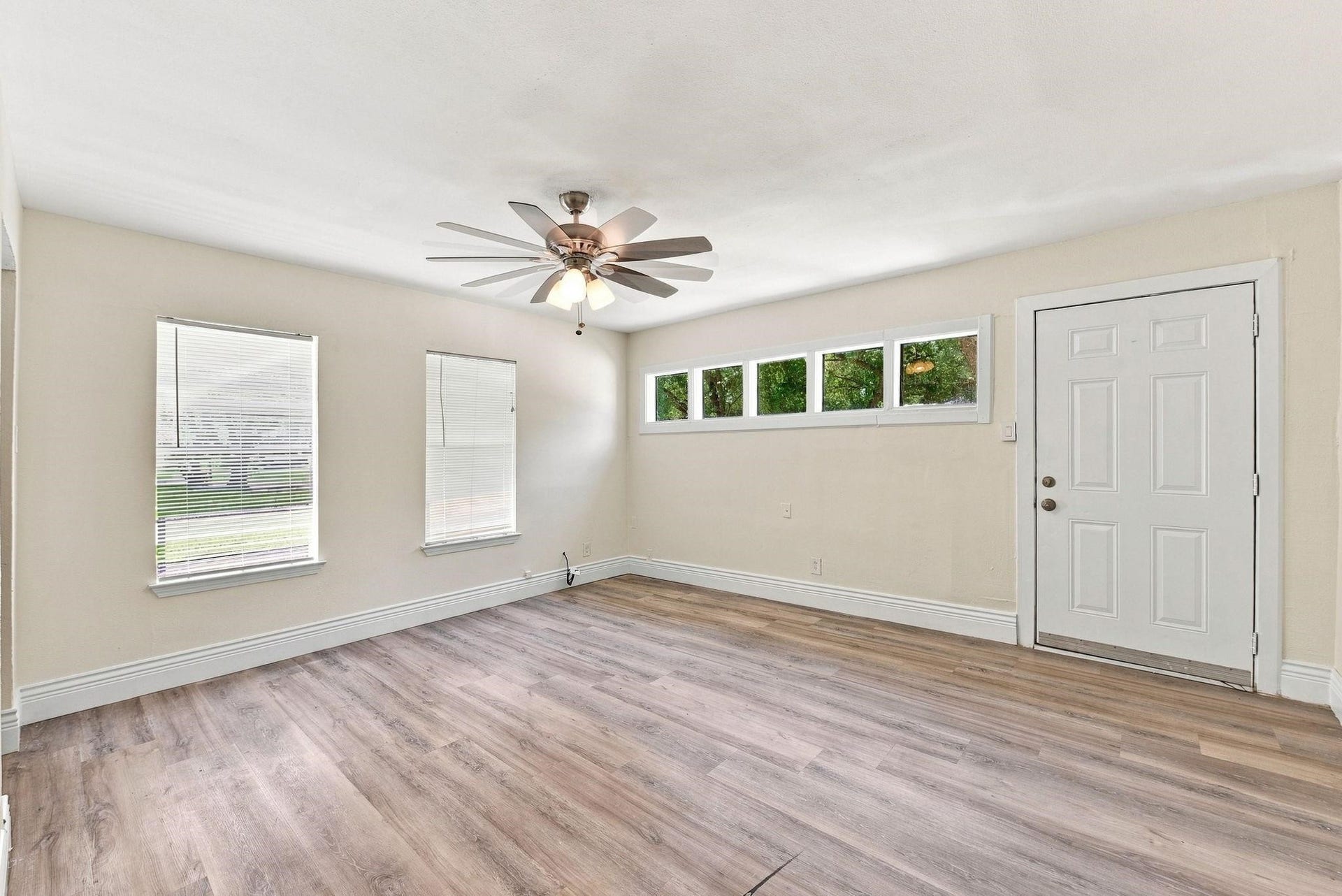 1012 W Hart Avenue, Pasadena, TX 77506 Another look of the living room.