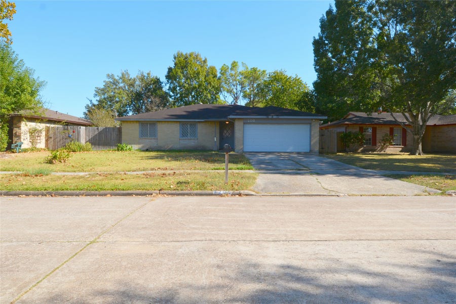 Property photo for 208 Leafwood Circle, League City, TX