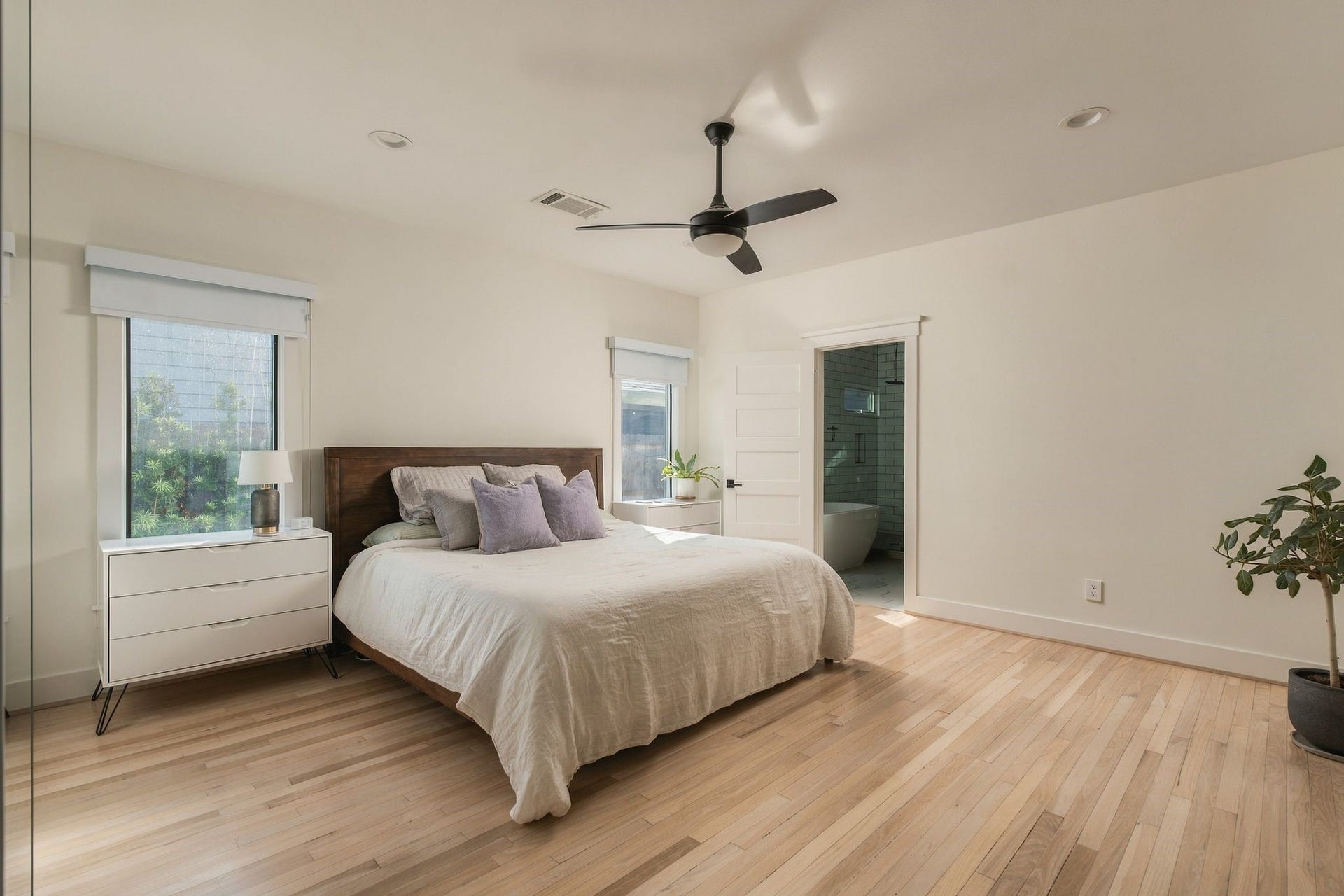 620 W 21st Street, Houston, TX 77008 A peaceful primary retreat with plenty of natural light, generous space, and a warm, inviting feel.
