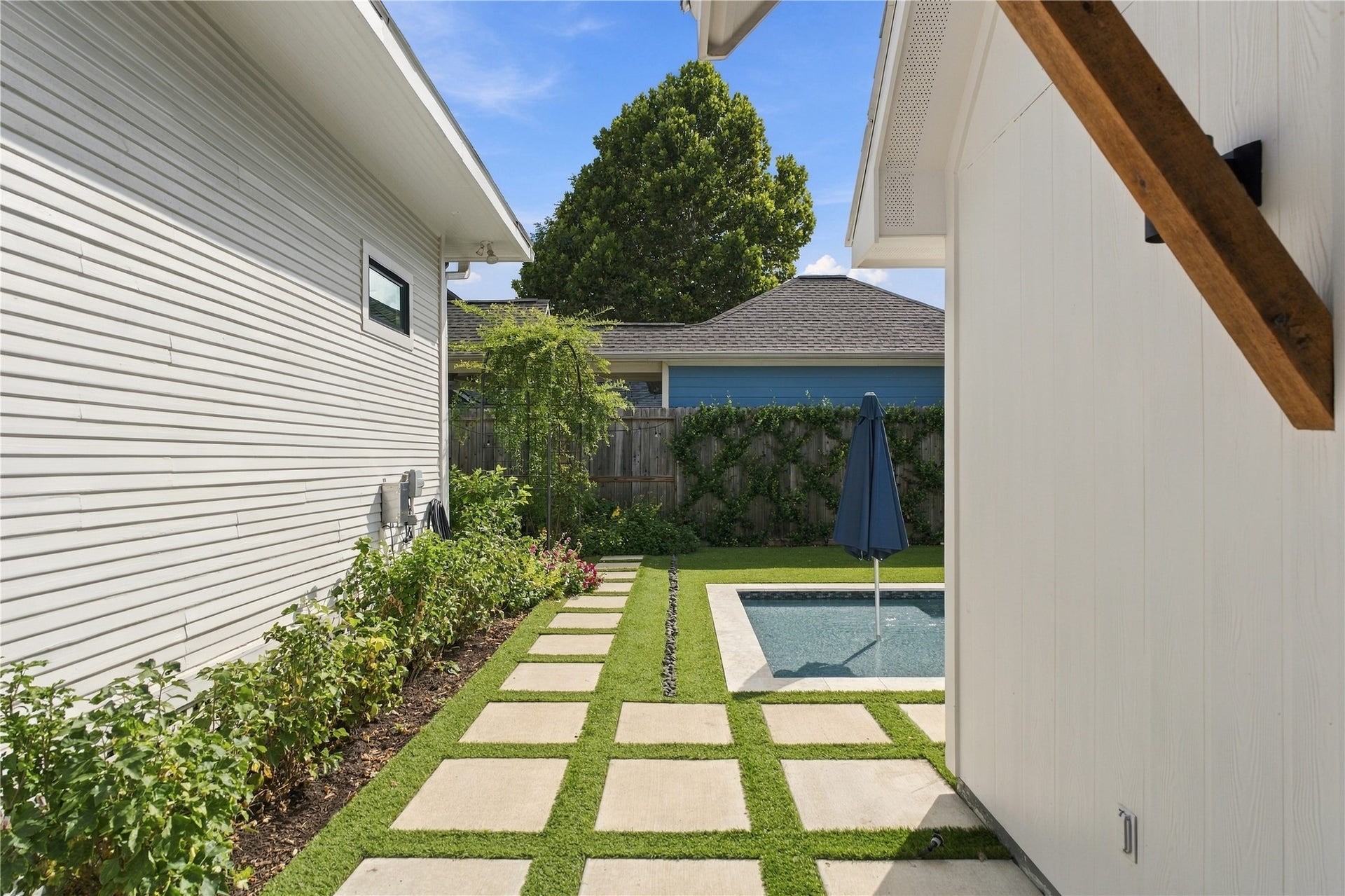 620 W 21st Street, Houston, TX 77008 Thoughtfully designed landscaping elevates the entire outdoor space, adding lush greenery and a polished finish around the pool and turf.