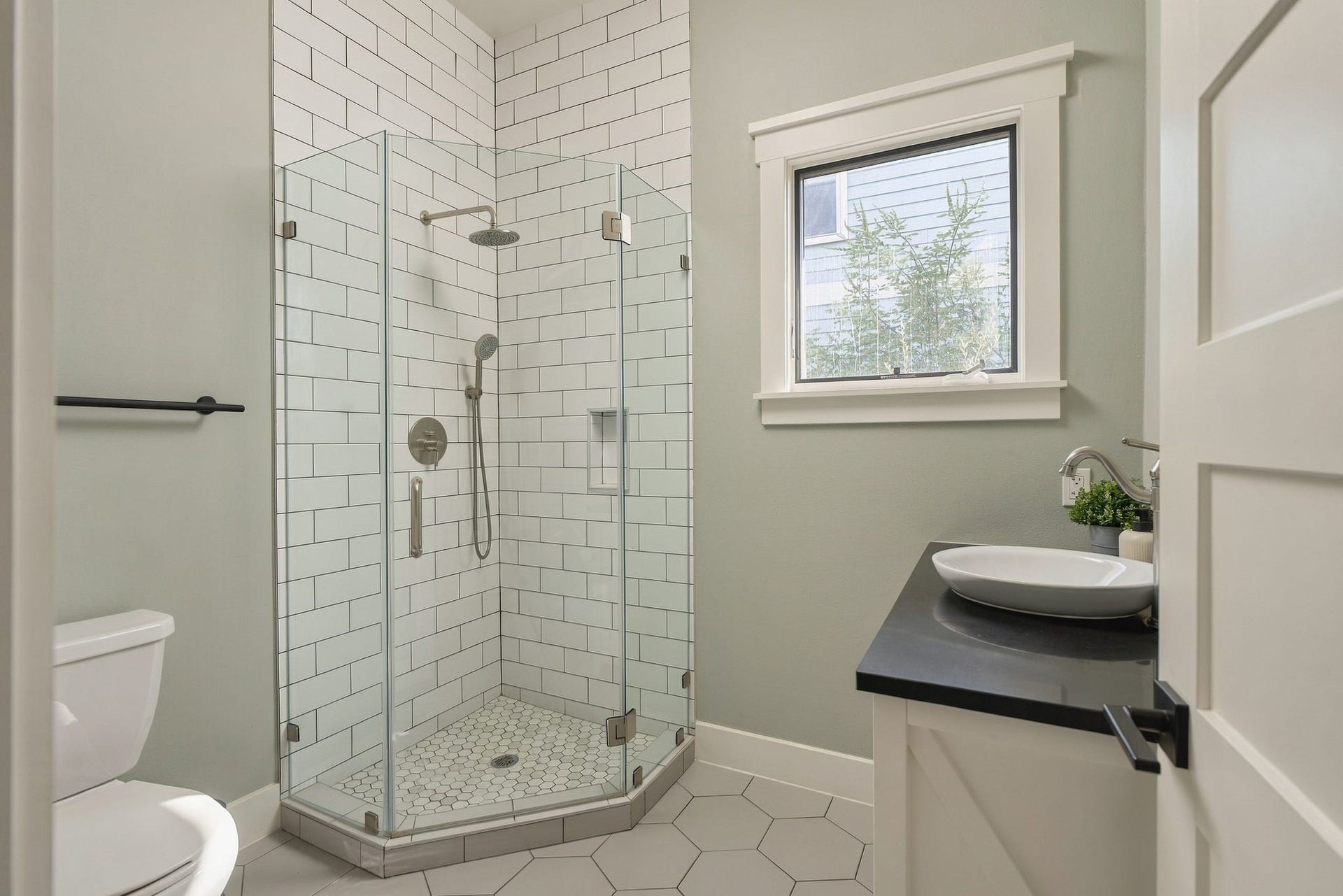 620 W 21st Street, Houston, TX 77008 A fresh and thoughtfully designed hall bathroom with a clean, timeless feel that complements the rest of the home.