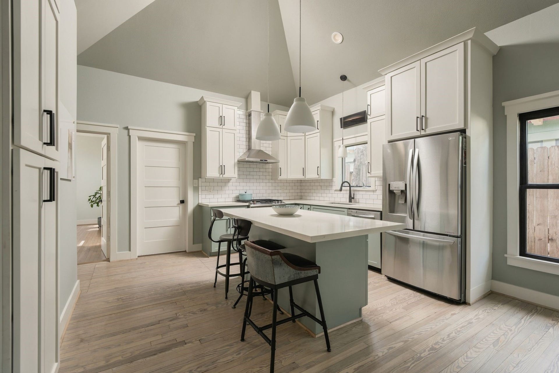 620 W 21st Street, Houston, TX 77008 A brand-new kitchen with a clean, timeless feel and plenty of space to cook, gather, and enjoy.