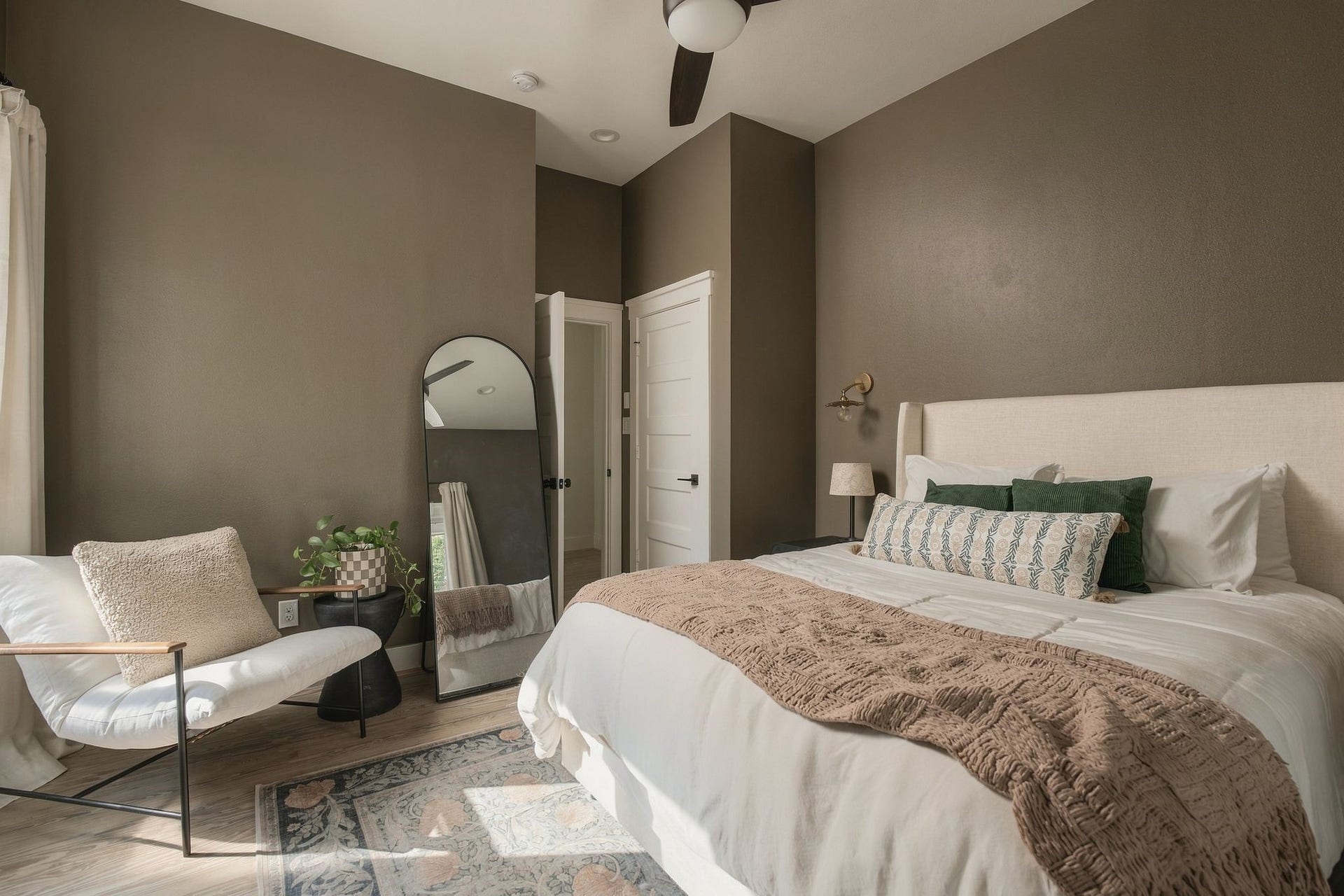 620 W 21st Street, Houston, TX 77008 A bright and inviting guest room filled with natural light from the windows, creating a comfortable space for visitors to settle in and feel at home.