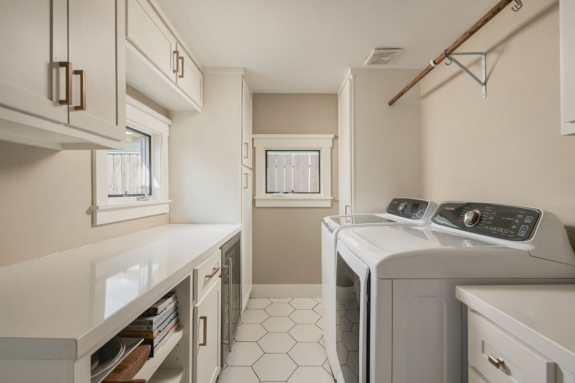 620 W 21st Street, Houston, TX 77008 A functional laundry and utility room with convenient built-in storage, making everyday tasks a little easier and keeping everything organized.