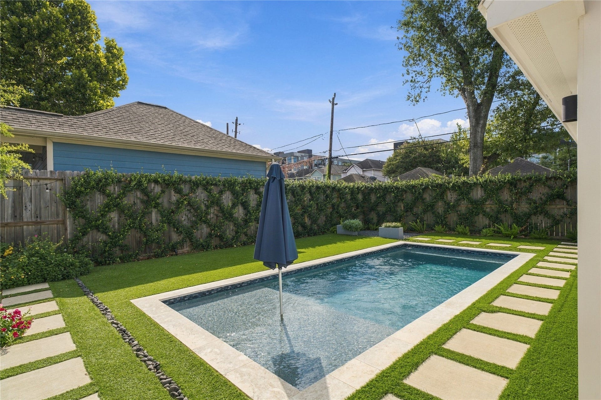 620 W 21st Street, Houston, TX 77008 A sparkling pool surrounded by lush turf creates the perfect backyard setting for relaxing, entertaining, and enjoying sunny days at home.