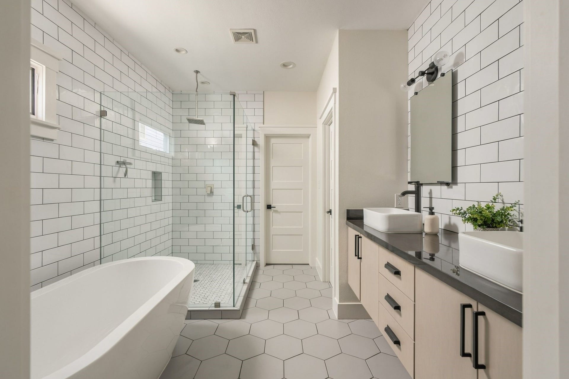 620 W 21st Street, Houston, TX 77008 The primary bath offers a spacious double vanity, separate walk-in shower, and soaking tubeverything you need for a comfortable, relaxing retreat.