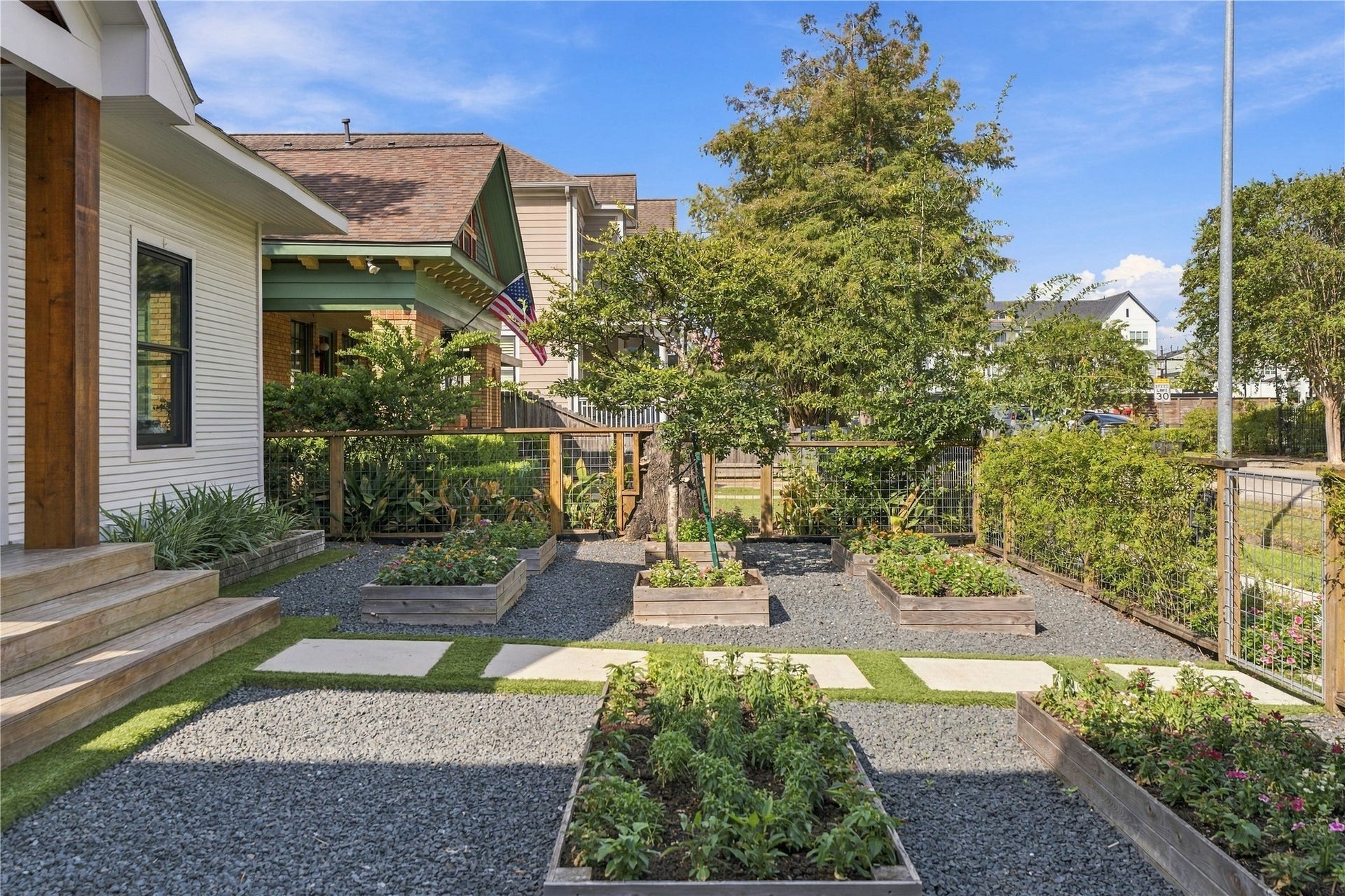 620 W 21st Street, Houston, TX 77008 Step into a little garden escape. Lush blooms and thoughtful landscaping make the front of this home feel welcoming, vibrant, and full of life.