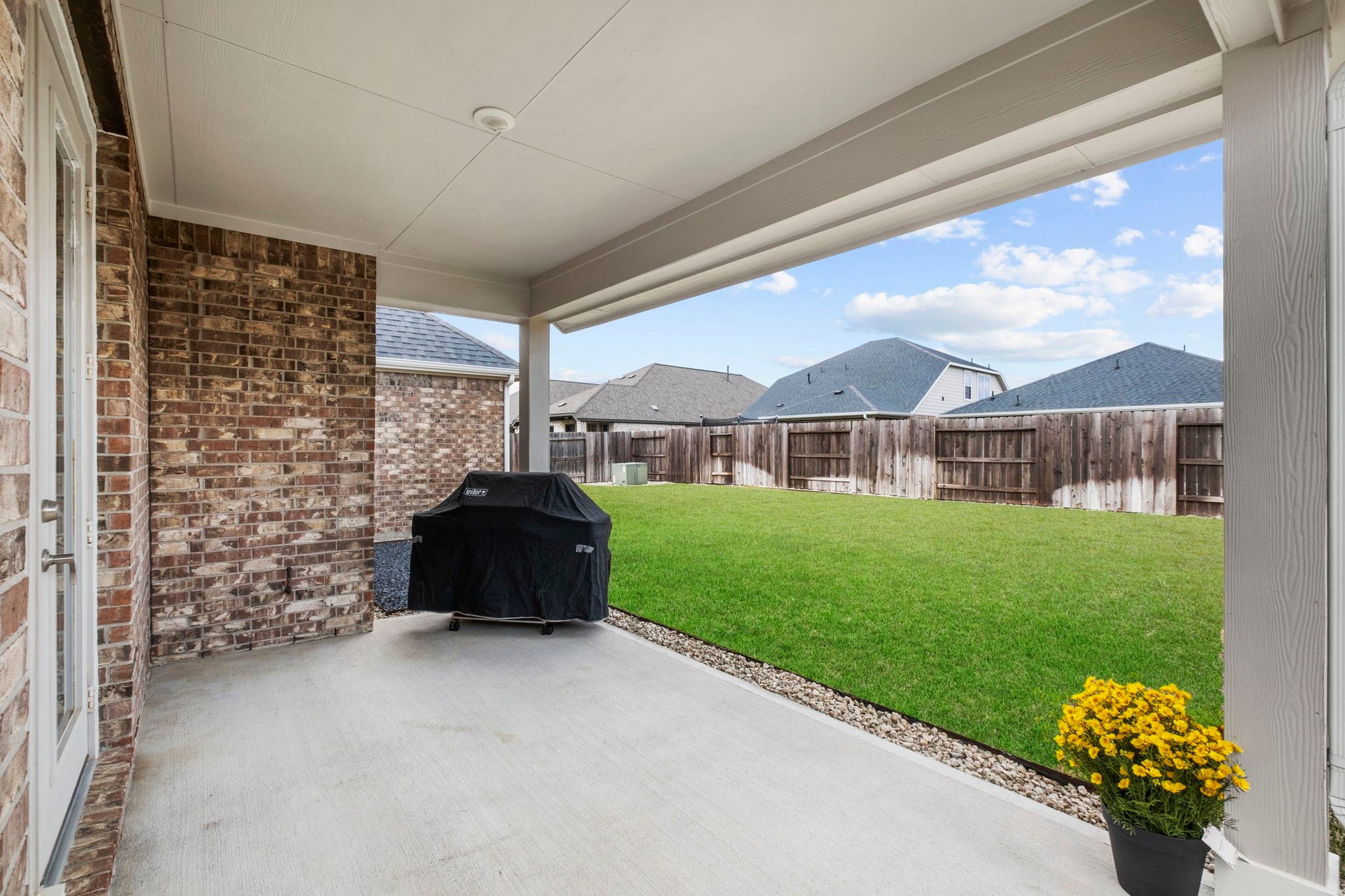19314 Trotting Green Trail, Tomball, TX 77377 The spacious covered back patio is perfect for grilling or relaxing! There is a gas stub out for convenience.
