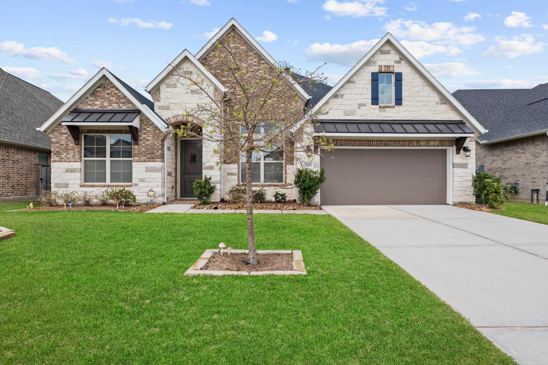 19314 Trotting Green Trail, Tomball, TX 77377 Doublewide driveway for additional parking