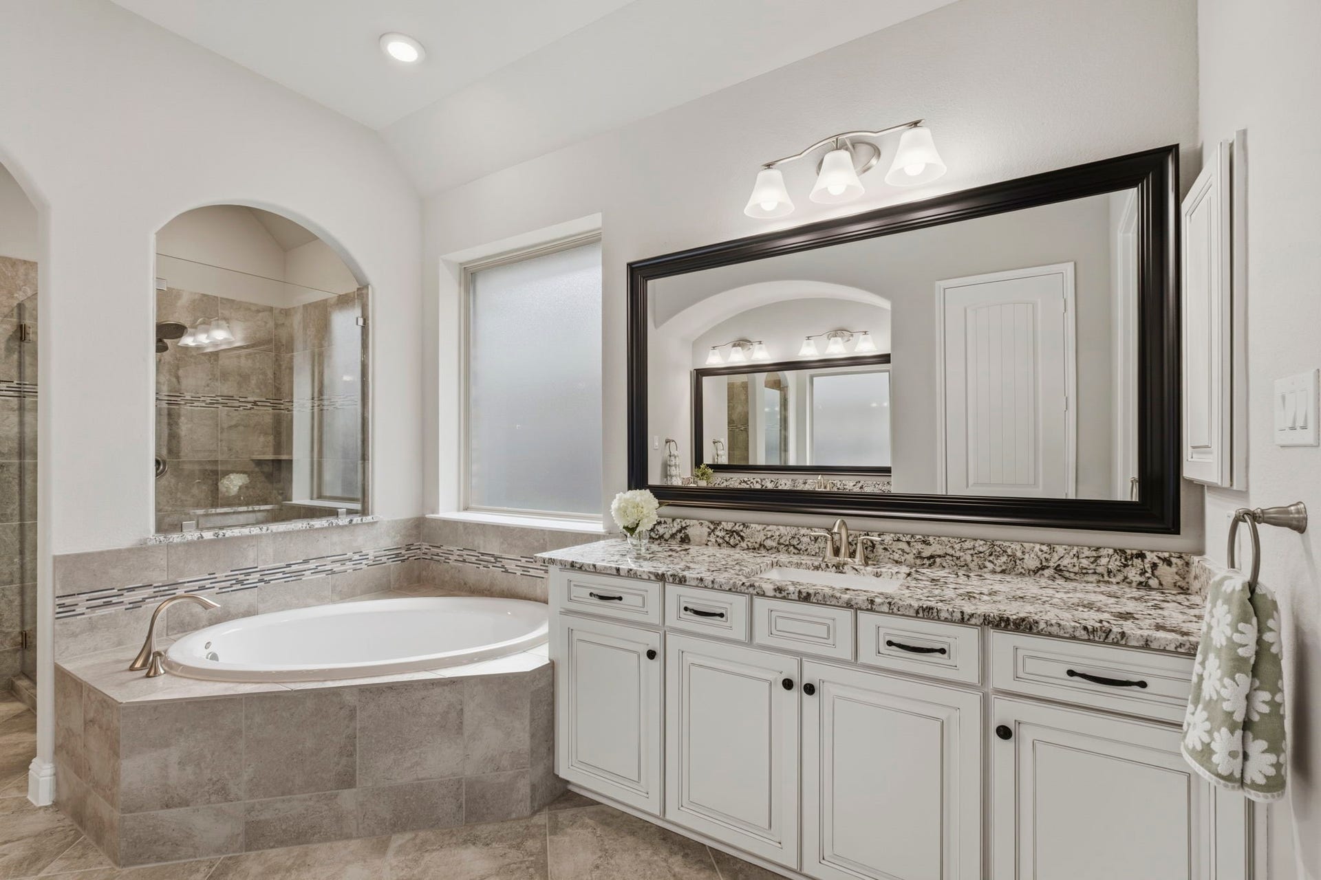 19314 Trotting Green Trail, Tomball, TX 77377 The rainglass above the soaker tub for privacy
