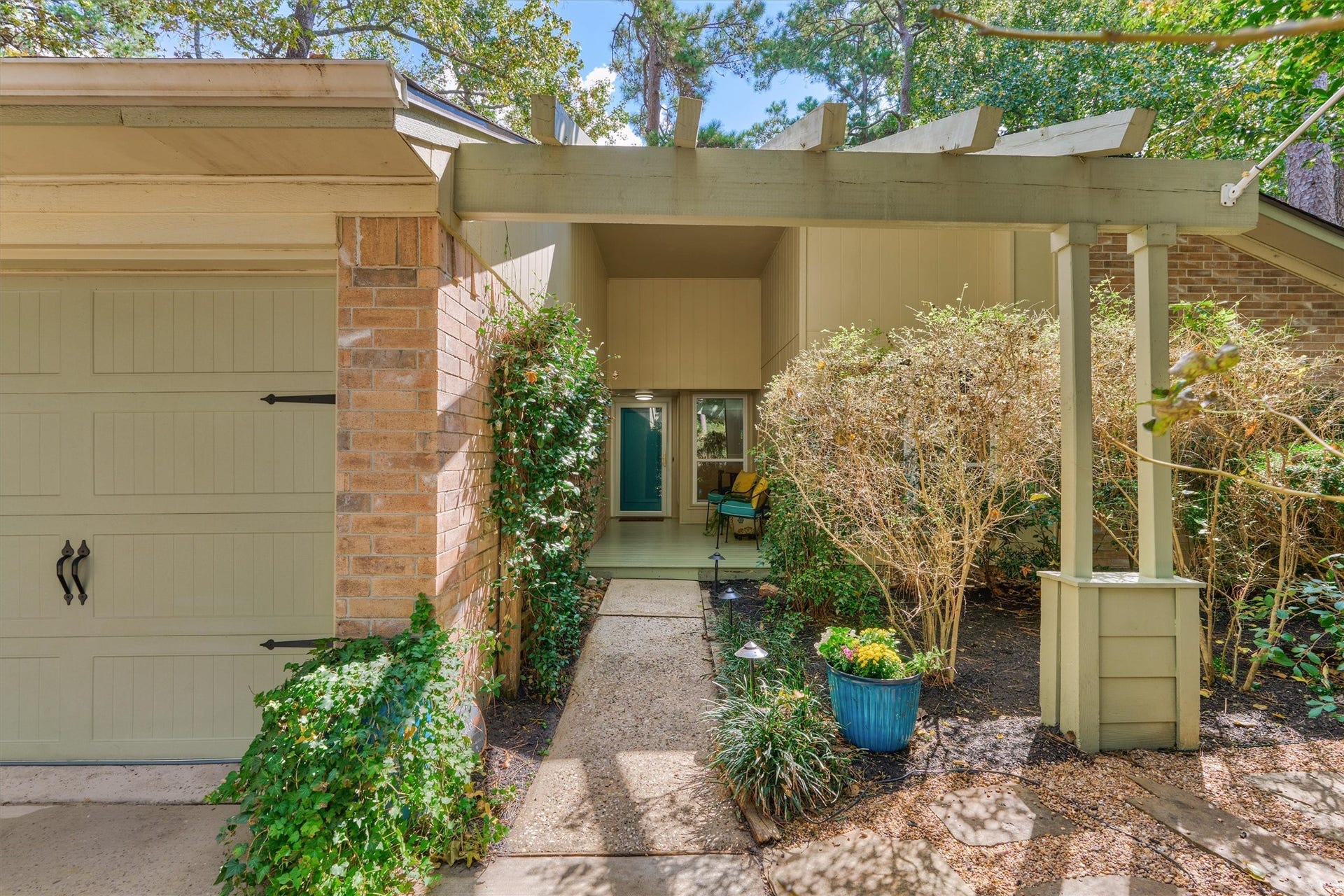 2 Rock Pine Court, The Woodlands, TX 77381 2 Rock Pine Court, The Woodlands, TX 77381
