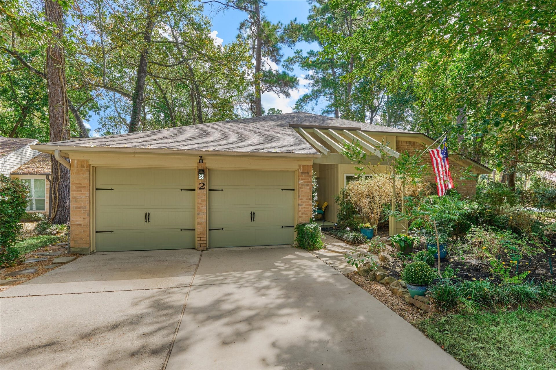 2 Rock Pine Court, The Woodlands, TX 77381 2 Rock Pine Court, The Woodlands, TX 77381