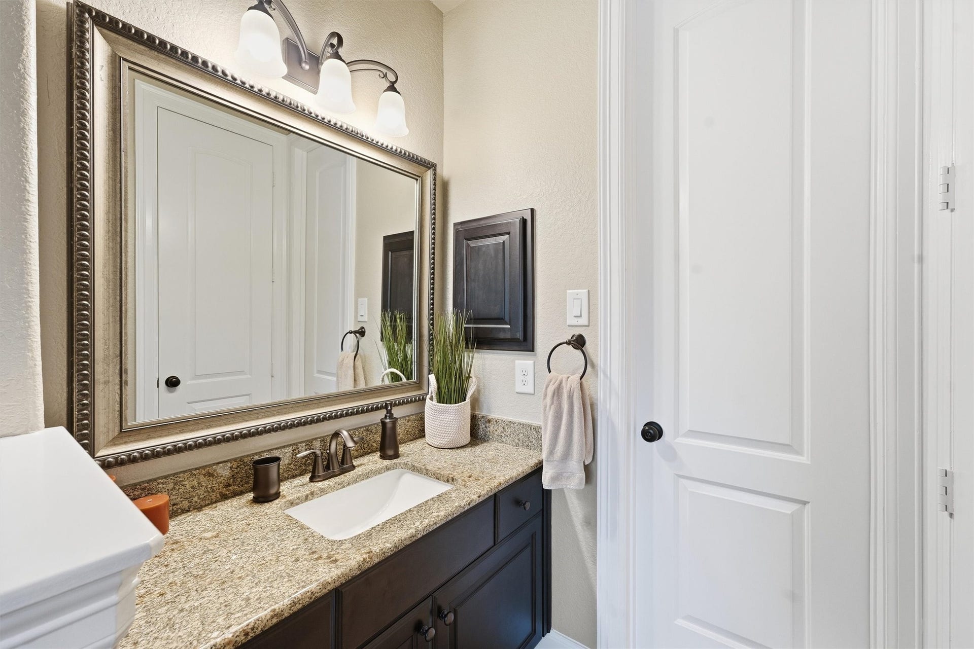 210 Fox Squirrel Court, Pinehurst, TX 77362 Full guest bath downstairs- hollywood for access from the guest bedroom or living room.