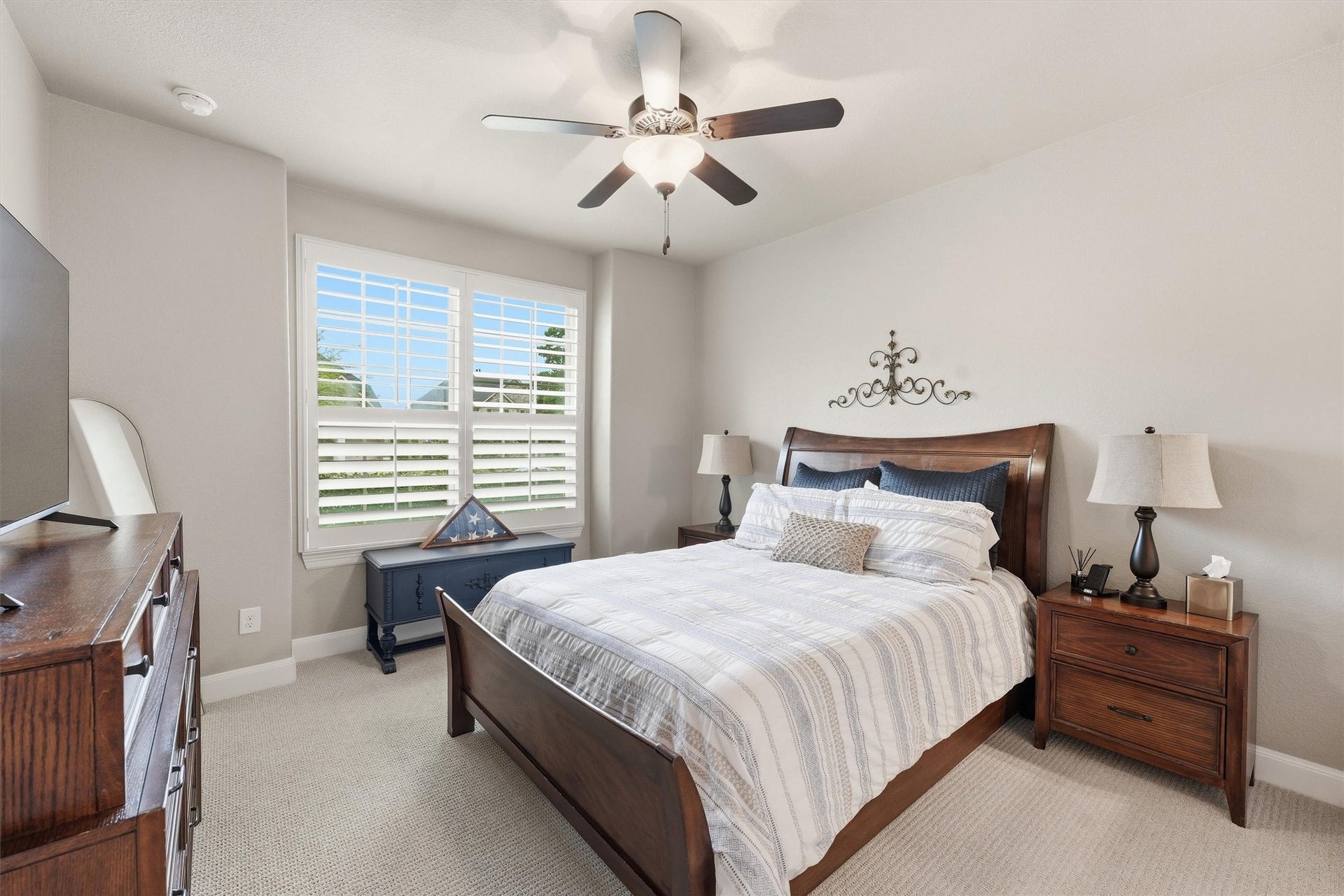 210 Fox Squirrel Court, Pinehurst, TX 77362 First-floor secondary bedroom for guests.