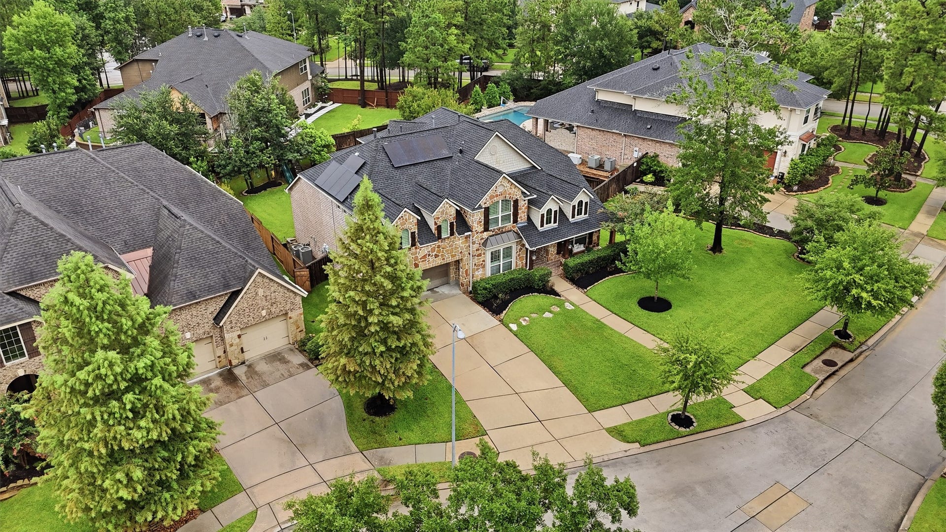 210 Fox Squirrel Court, Pinehurst, TX 77362 A home you'll be proud to call your own.