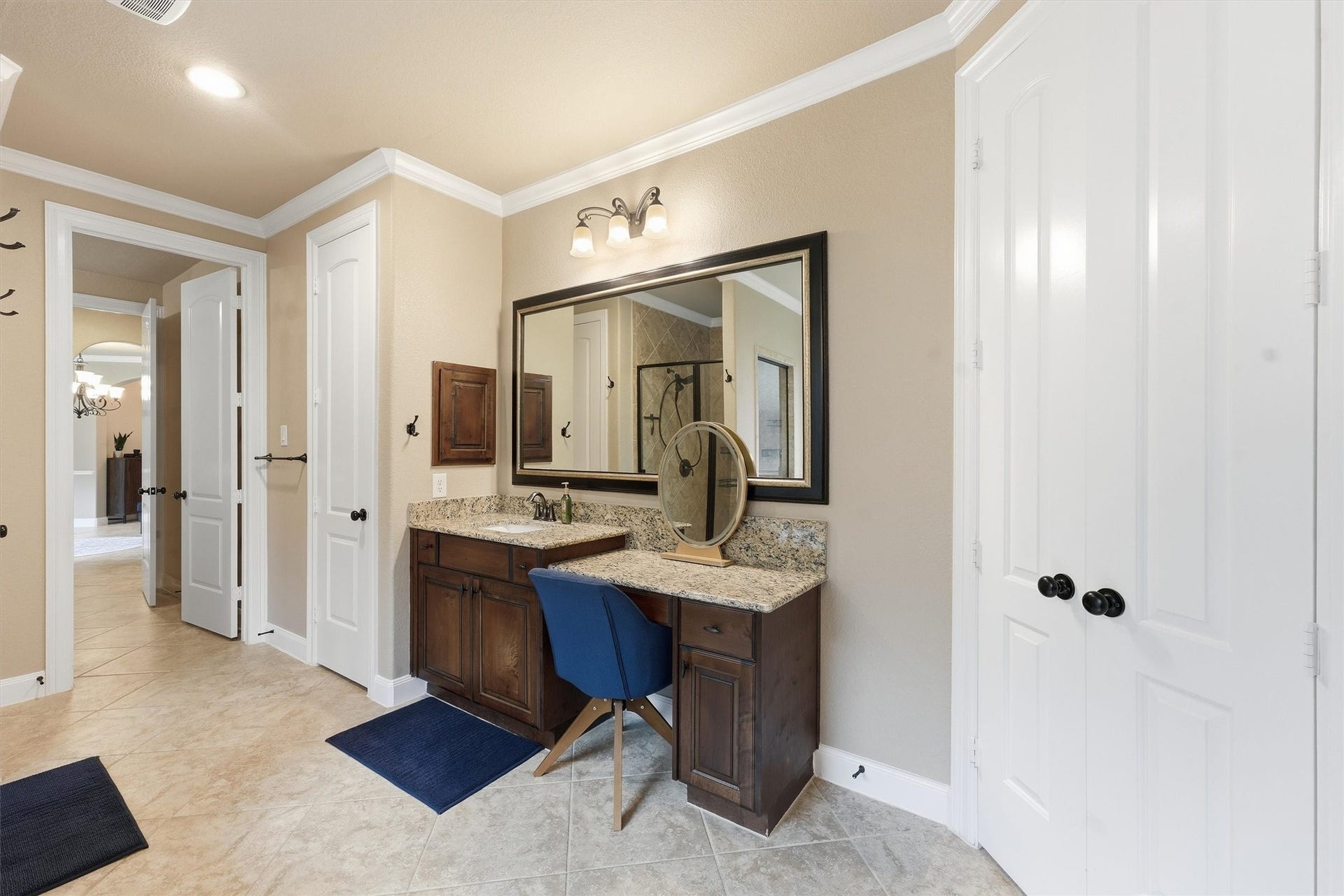 210 Fox Squirrel Court, Pinehurst, TX 77362 Separate walk-in shower and dual vanities.