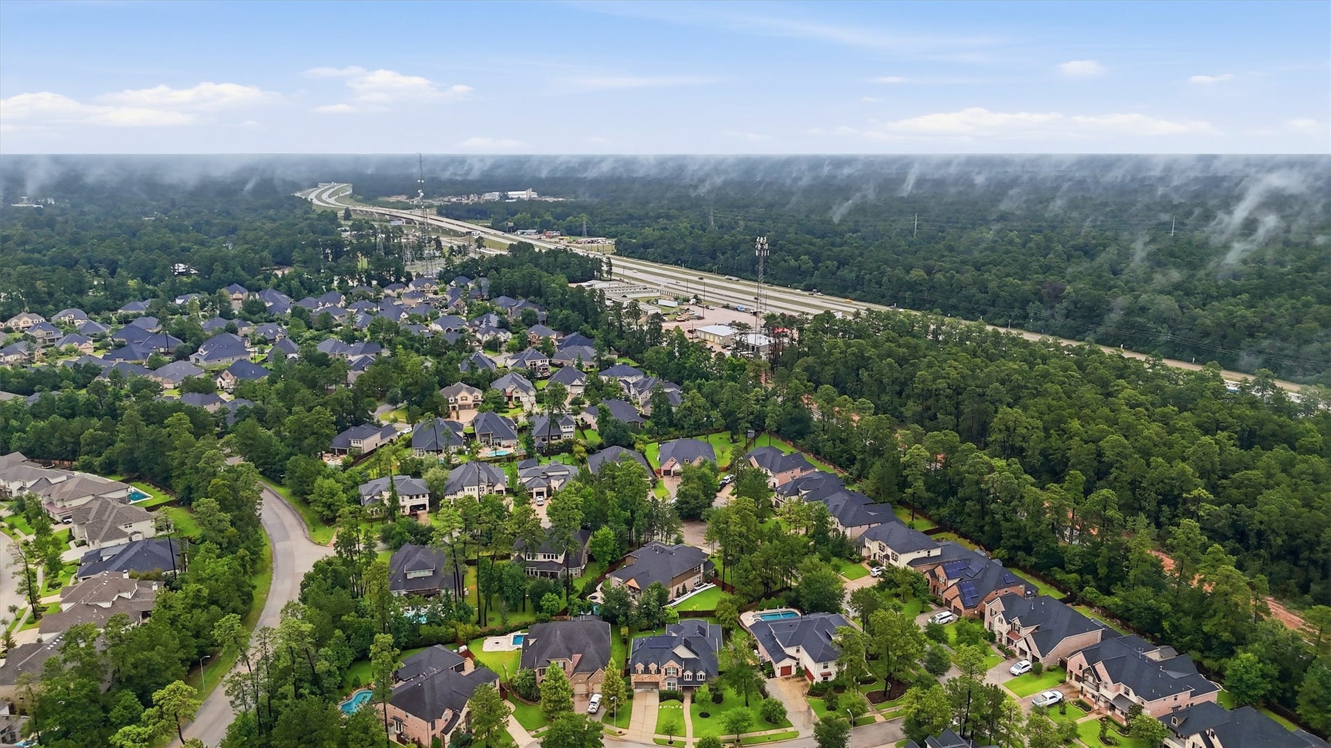 210 Fox Squirrel Court, Pinehurst, TX 77362 Welcome home to Woodtrace.