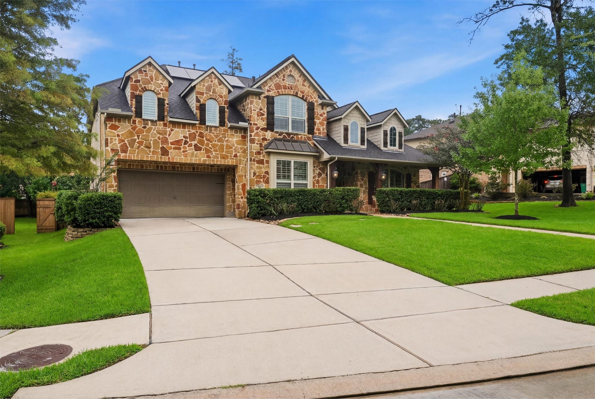 210 Fox Squirrel Court, Pinehurst, TX 77362 Spacious three-car tandem garage and spacious double wide driveway