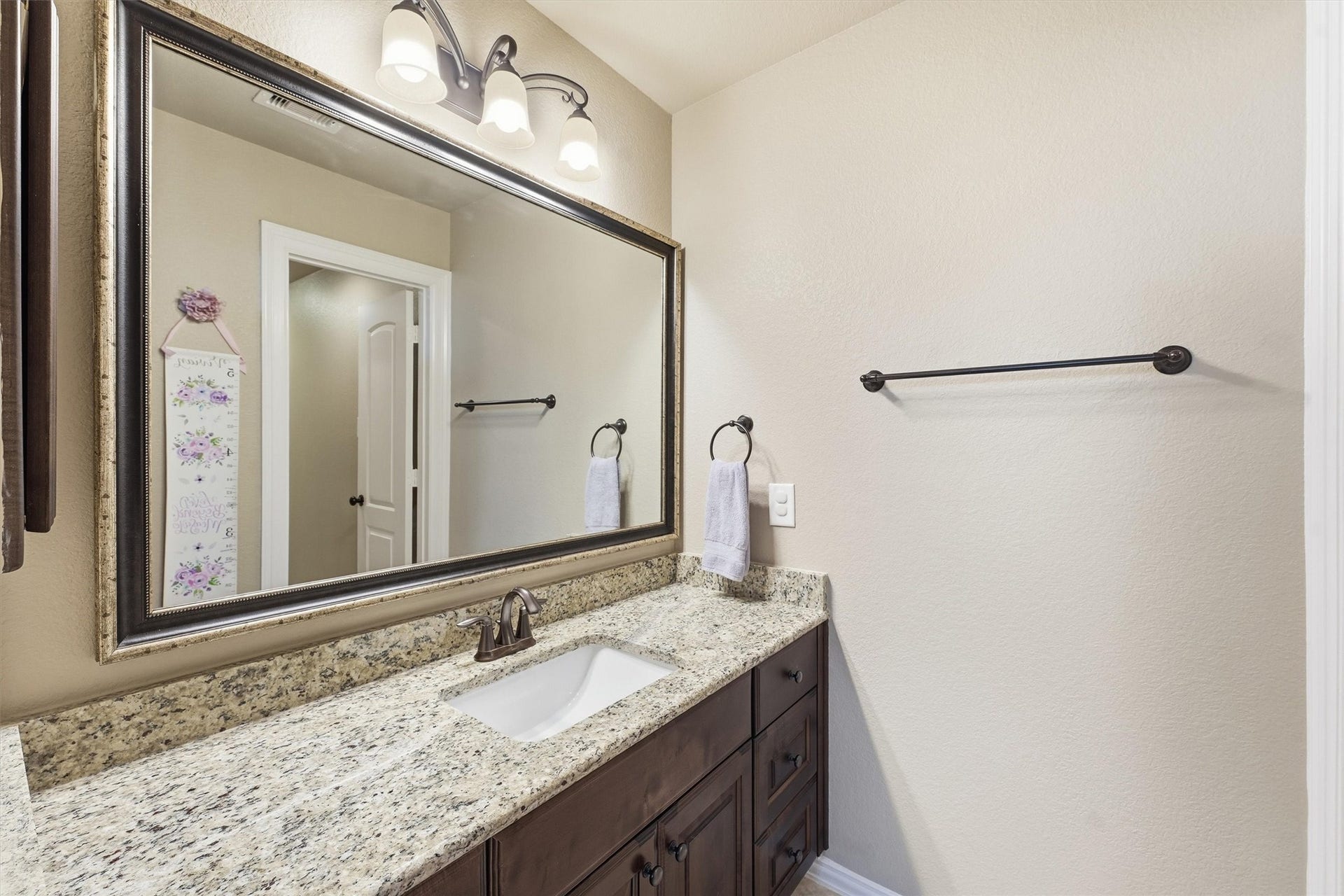 210 Fox Squirrel Court, Pinehurst, TX 77362 Jack-and-Jill bath designed for convenience.