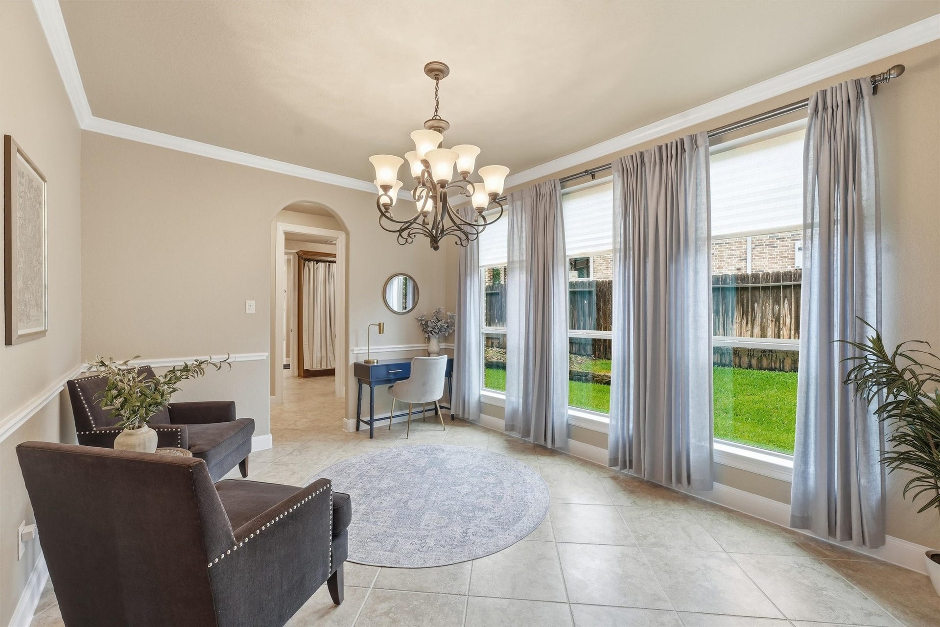 210 Fox Squirrel Court, Pinehurst, TX 77362 Elegant formal dining for memorable gatherings or spacious den for meaningful visits and conversations